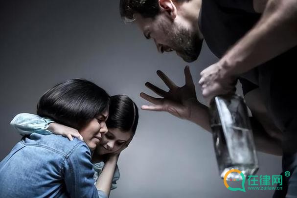 儿子离婚因家暴，女方能否起诉_家庭暴力如何影响离婚判决